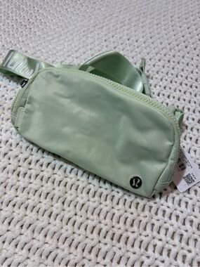 lululemon kohlrabi green everywhere belt bag